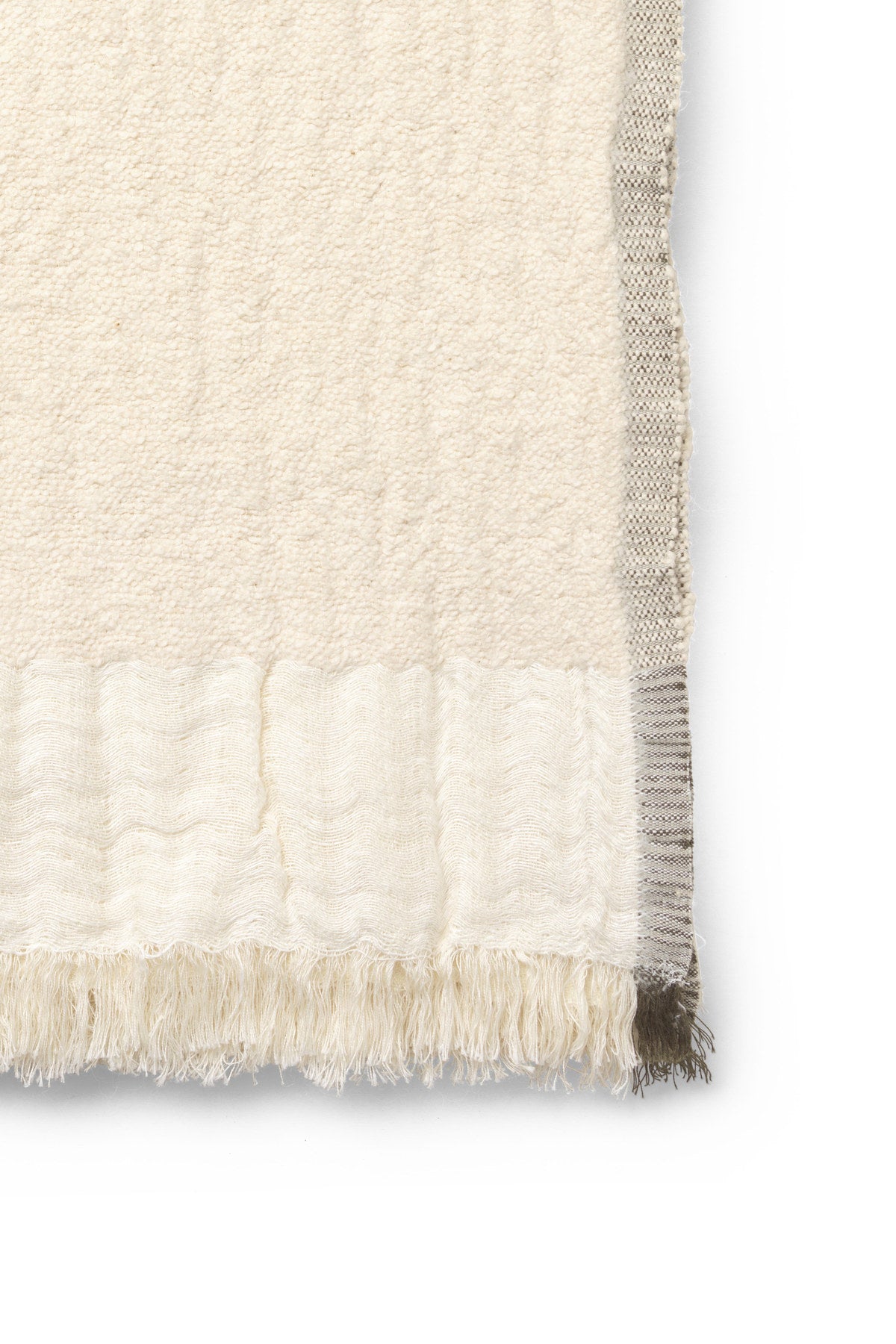 Weaver Throw Decke in Off-White präsentiert im Onlineshop von KAQTU Design AG. Wolldecke ist von Ferm Living