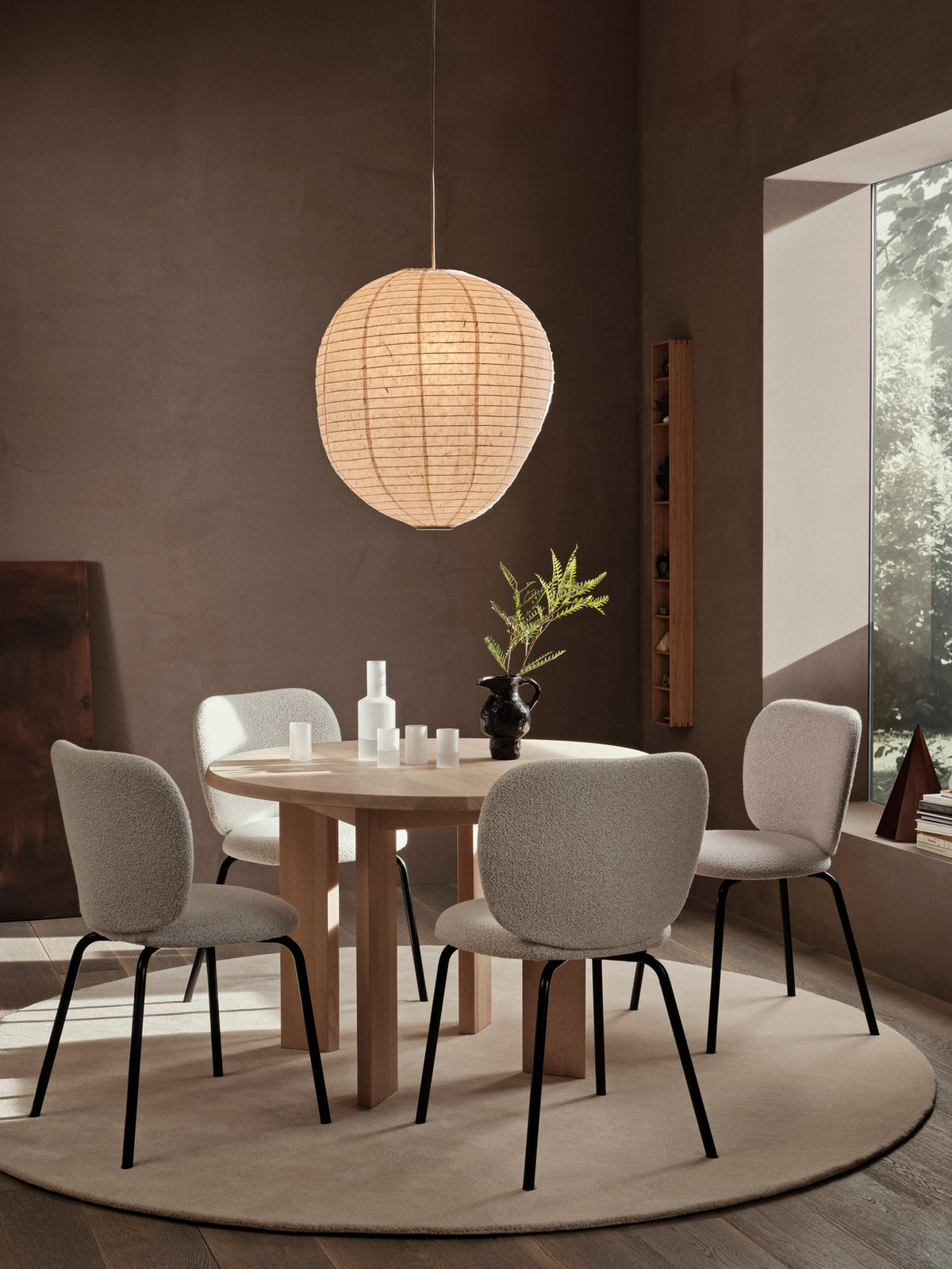 Esstisch Tarn - 115 von Ferm Living aus massiver, geölter Buche in Dark Stained Beech, mit abgeschrägter Kante und vier breiten Beinen.