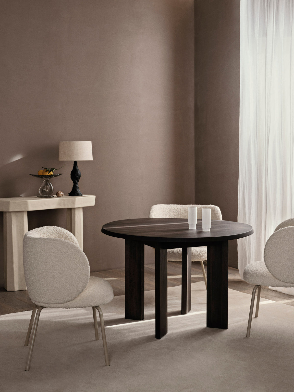 Esstisch Tarn - 115 von Ferm Living aus massiver, geölter Buche in Dark Stained Beech, mit abgeschrägter Kante und vier breiten Beinen.