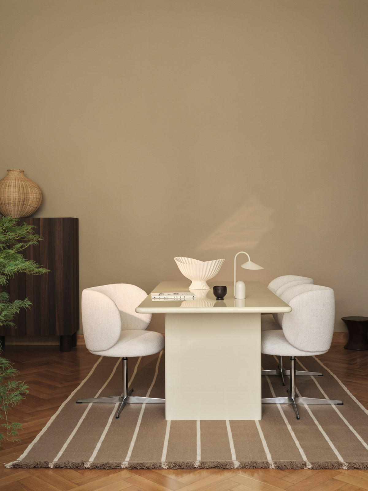 Calm Kelim Teppich 200 x 300 in Dark Sand/Offwhite präsentiert im Onlineshop von KAQTU Design AG. Teppich ist von Ferm Living