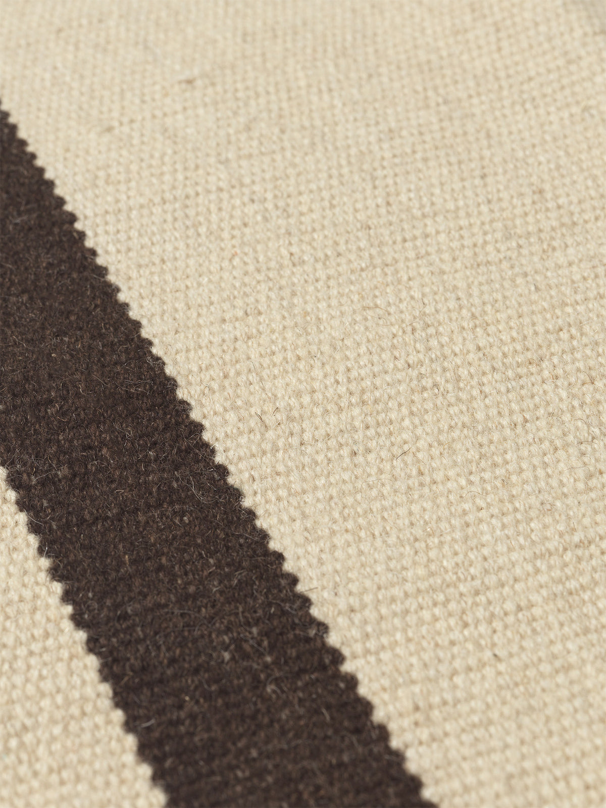 Calm Kelim Teppich 140 x 200 in Offwhite/Coffee präsentiert im Onlineshop von KAQTU Design AG. Teppich ist von Ferm Living