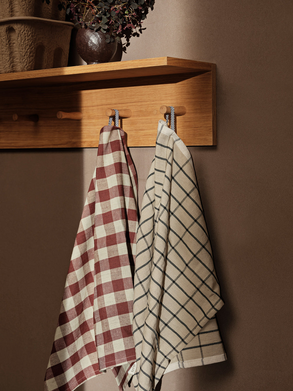 Hale Küchentuch in Cinnamon/Grey Green präsentiert im Onlineshop von KAQTU Design AG. Küchentuch ist von Ferm Living