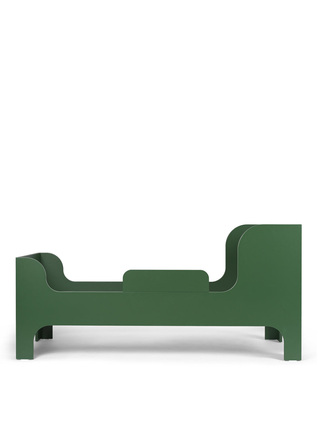 Sill Junior Bett von Ferm Living aus lackiertem MDF mit abgerundeten Formen, hohem Kopf- und Fussteil, in Verdant Green.
