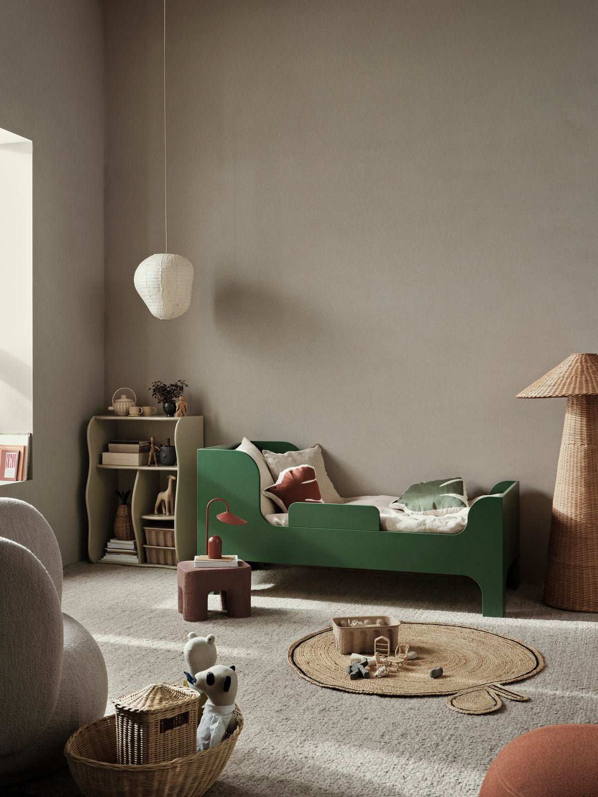 Sill Junior Bett von Ferm Living aus lackiertem MDF mit abgerundeten Formen, hohem Kopf- und Fussteil, in Verdant Green.