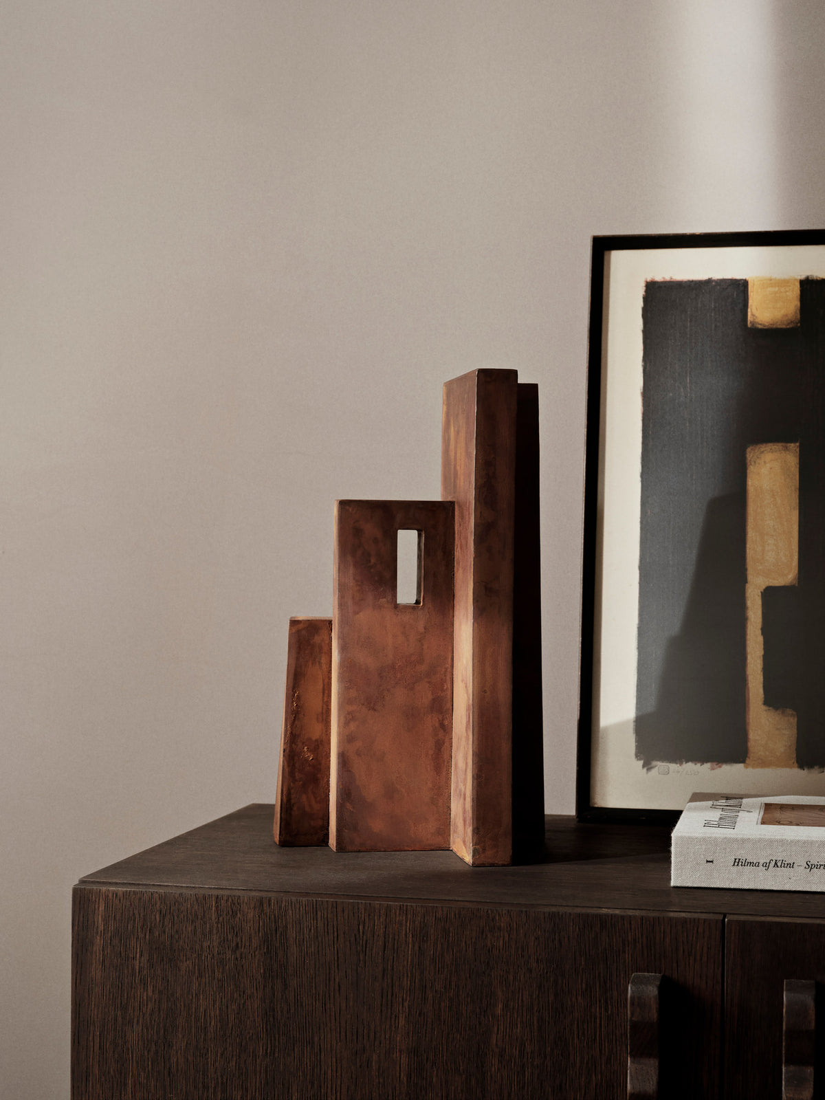 Aperture Sculpture in Oxide präsentiert im Onlineshop von KAQTU Design AG. Kunstgegenstände ist von Ferm Living