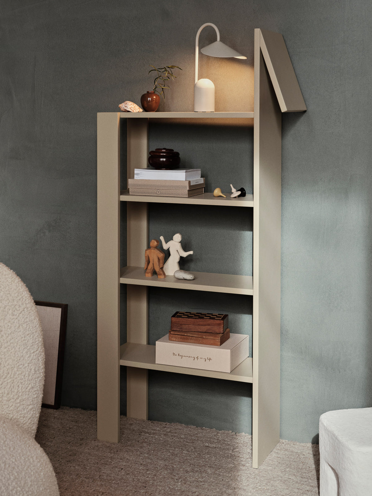 Giraffe Bücherregal in Cashmere präsentiert im Onlineshop von KAQTU Design AG. Bücherregal ist von Ferm Living