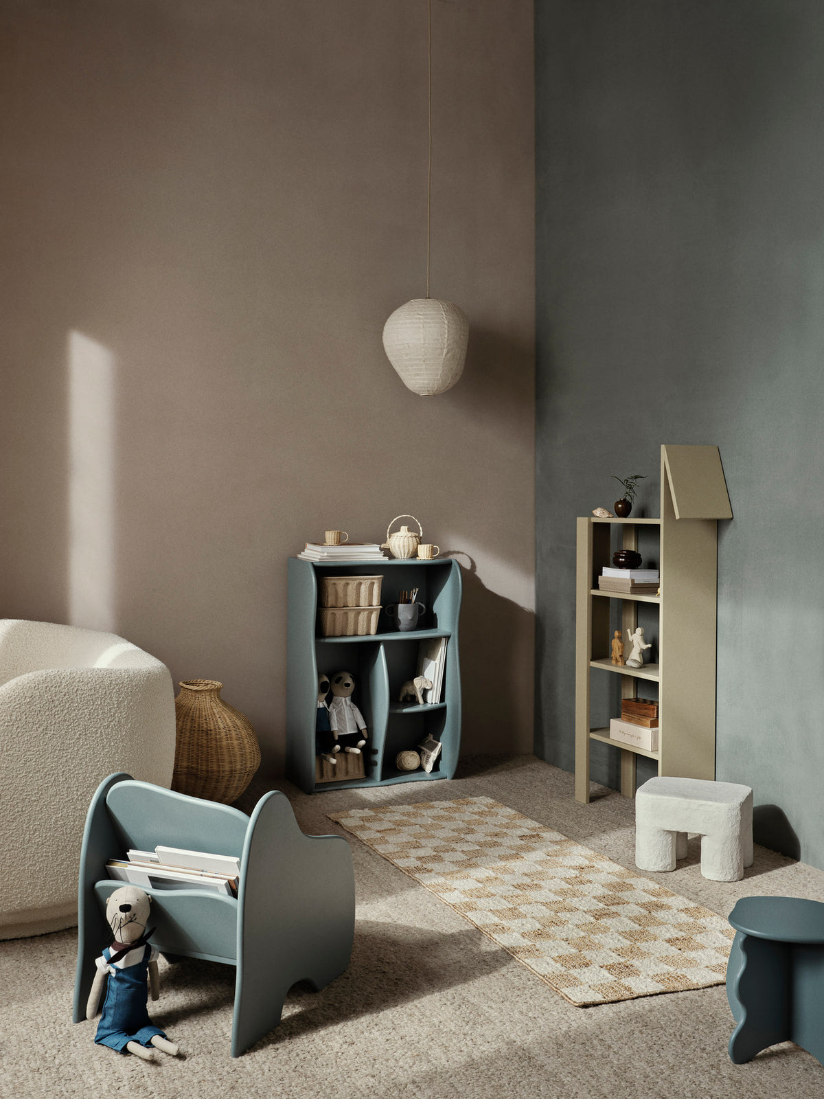 Slope Bücherregal in Storm präsentiert im Onlineshop von KAQTU Design AG. Bücherregal ist von Ferm Living