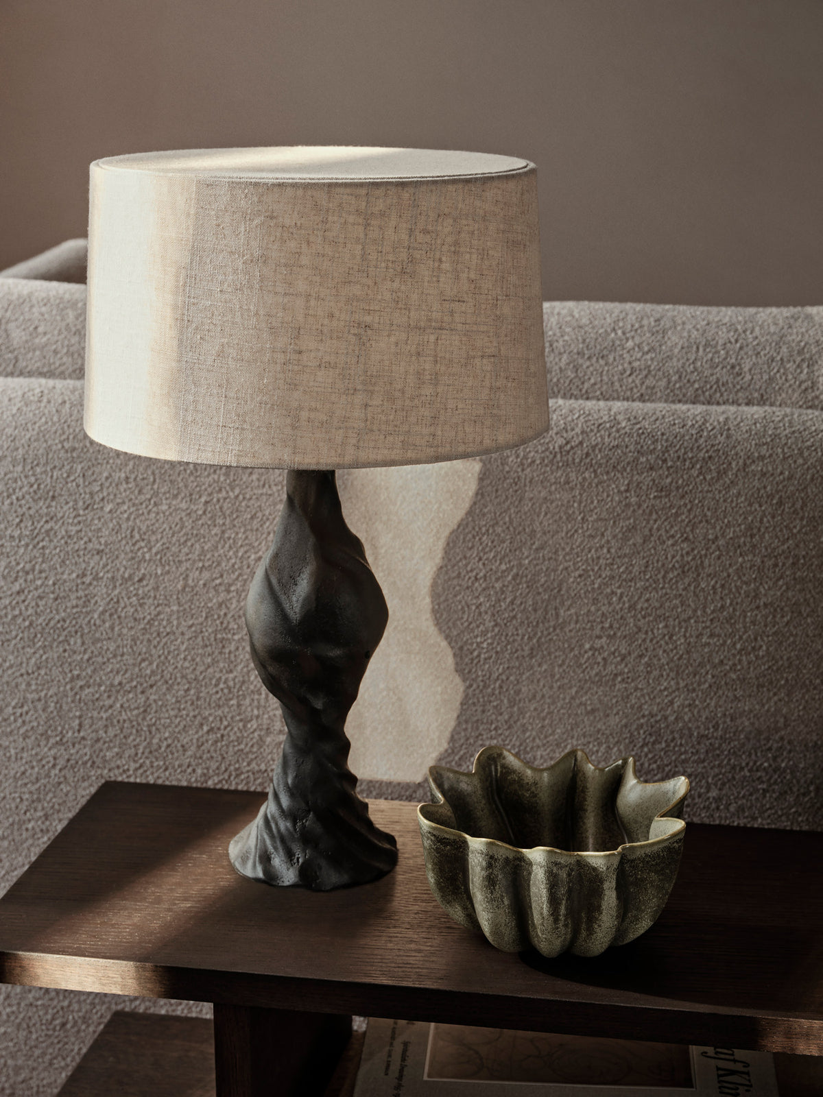 Cremeweisse Nium Schale aus Steingut von Ferm Living, aussen unglasiert, innen glasiert, mit drapierter, geschwungener Form und Falten.