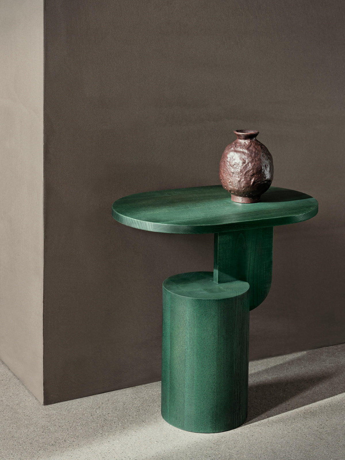 Doro Vase von Ferm Living aus glasiertem Terrakotta in Coffee, runde strukturierte Form, Durchmesser 16 cm, Höhe 27 cm, auf neutralem Hintergrund