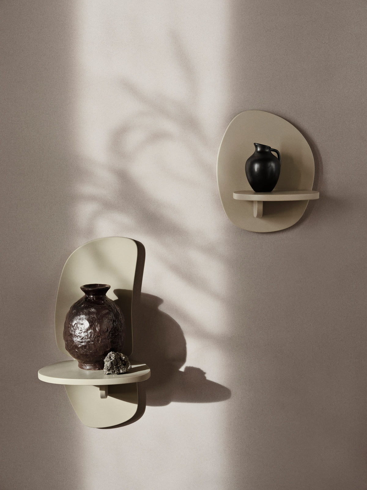 Doro Vase von Ferm Living aus glasiertem Terrakotta in Coffee, runde strukturierte Form, Durchmesser 16 cm, Höhe 27 cm, auf neutralem Hintergrund