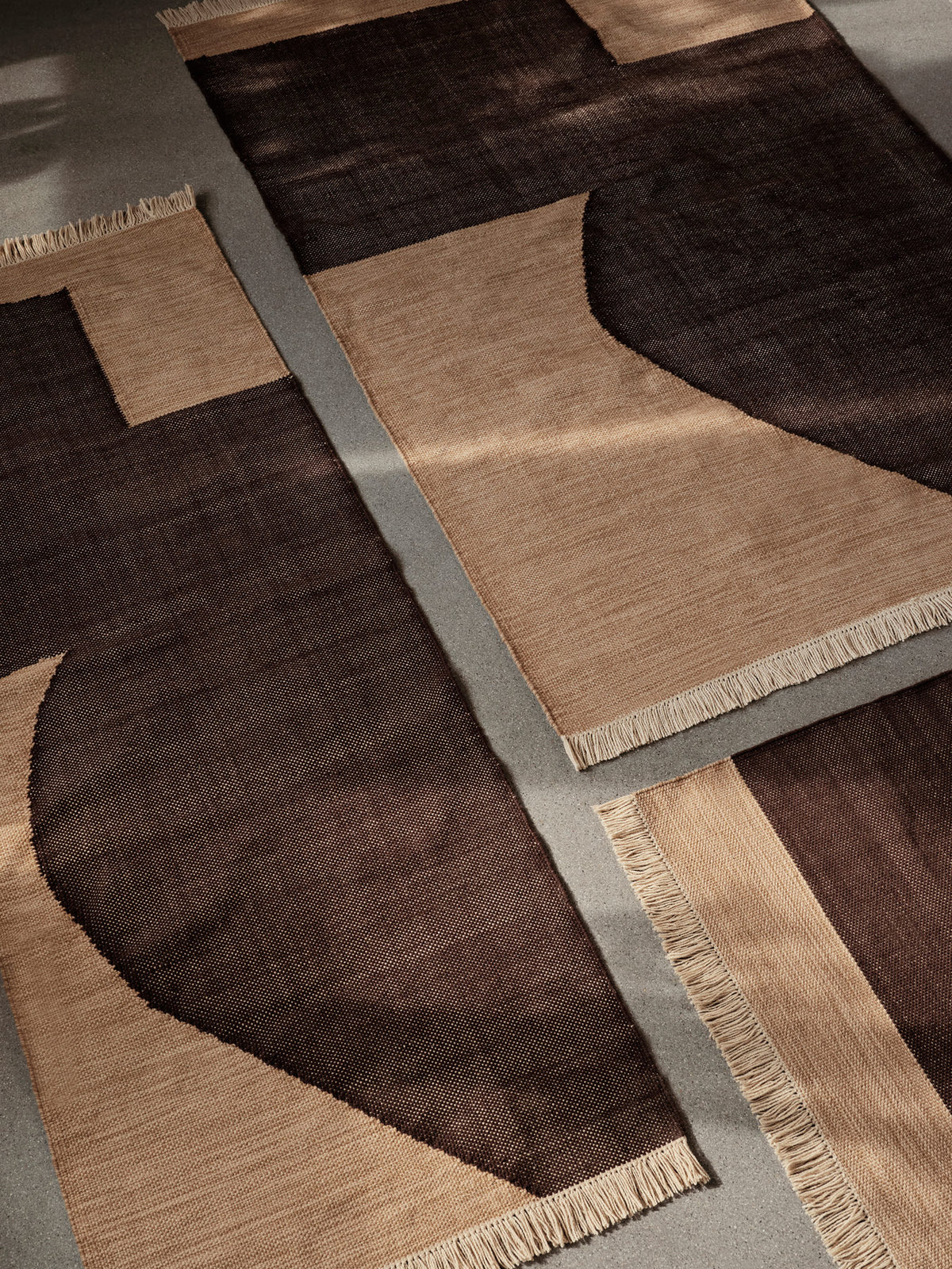 Forene Runner 80 x 200 in Tan/Chocolate präsentiert im Onlineshop von KAQTU Design AG. Teppich ist von Ferm Living