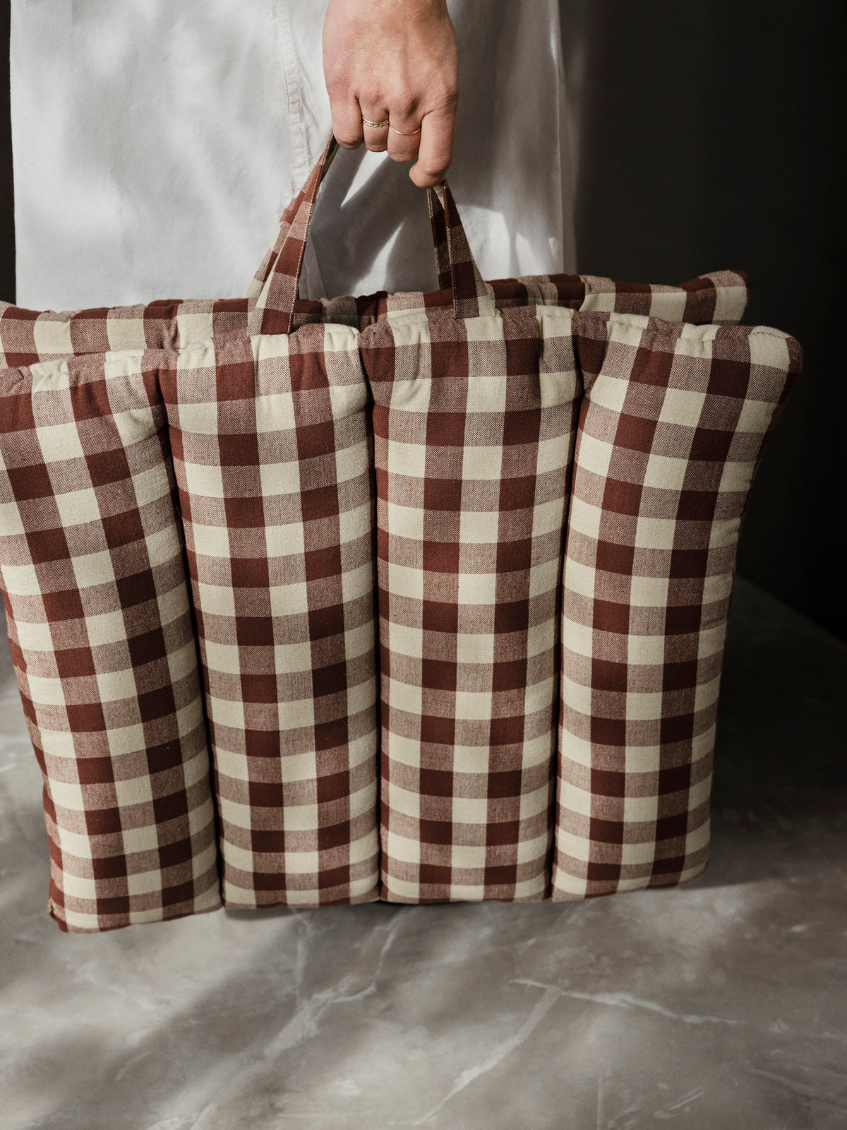 Bothy Check Folding Mat in Cinnamon/Green präsentiert im Onlineshop von KAQTU Design AG. Sitzpolster ist von Ferm Living