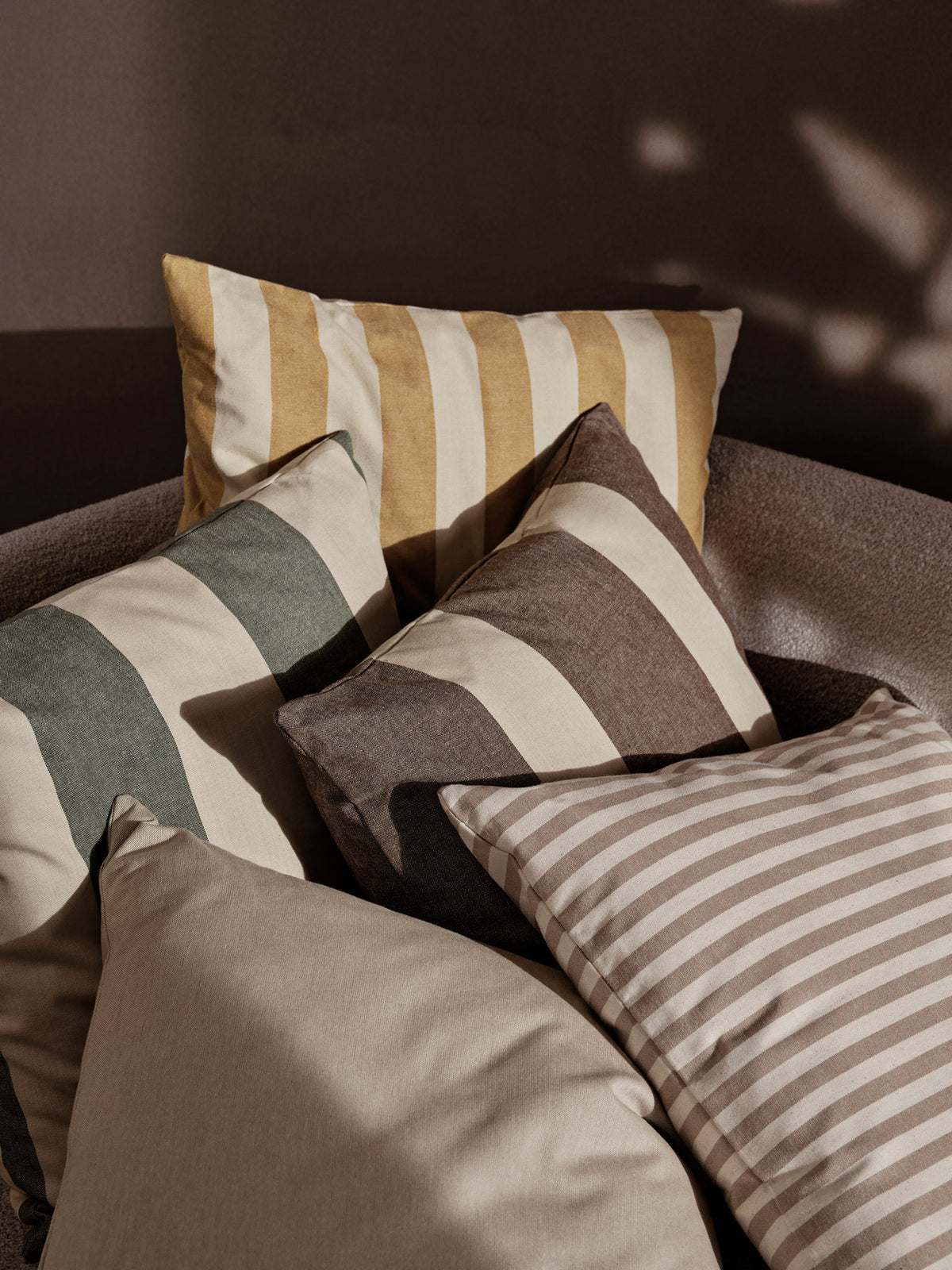 Strand Outdoor Kissen in Carob Brown/Parchment präsentiert im Onlineshop von KAQTU Design AG. Gartenkissen ist von Ferm Living