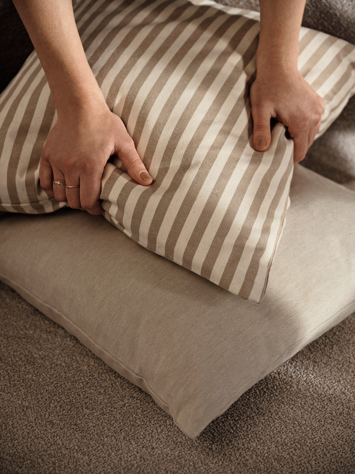Strand Outdoor Kissen in Sand/Offwhite präsentiert im Onlineshop von KAQTU Design AG. Gartenkissen ist von Ferm Living