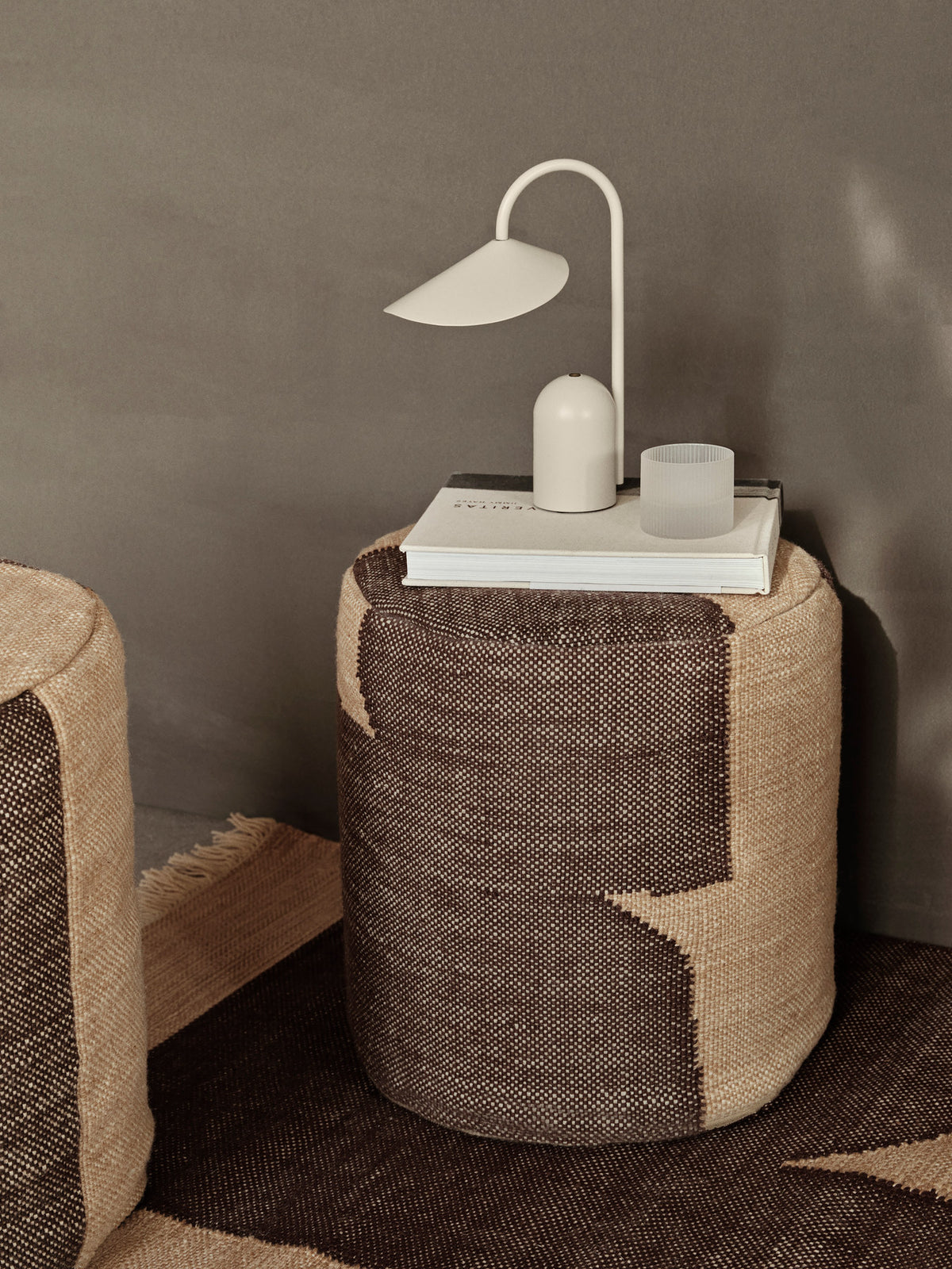 Arum portable Tischleuchte in Cashmere präsentiert im Onlineshop von KAQTU Design AG. Tischleuchte ist von Ferm Living