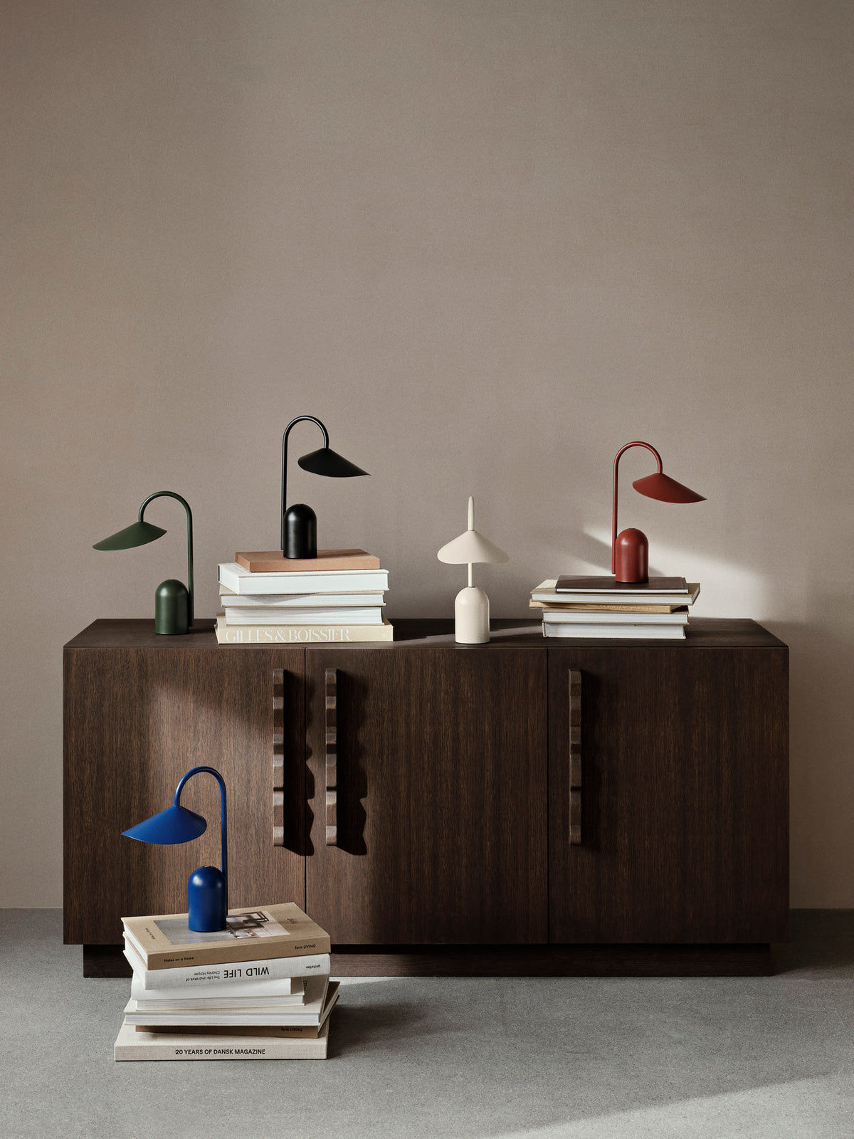Arum portable Tischleuchte in Cashmere präsentiert im Onlineshop von KAQTU Design AG. Tischleuchte ist von Ferm Living