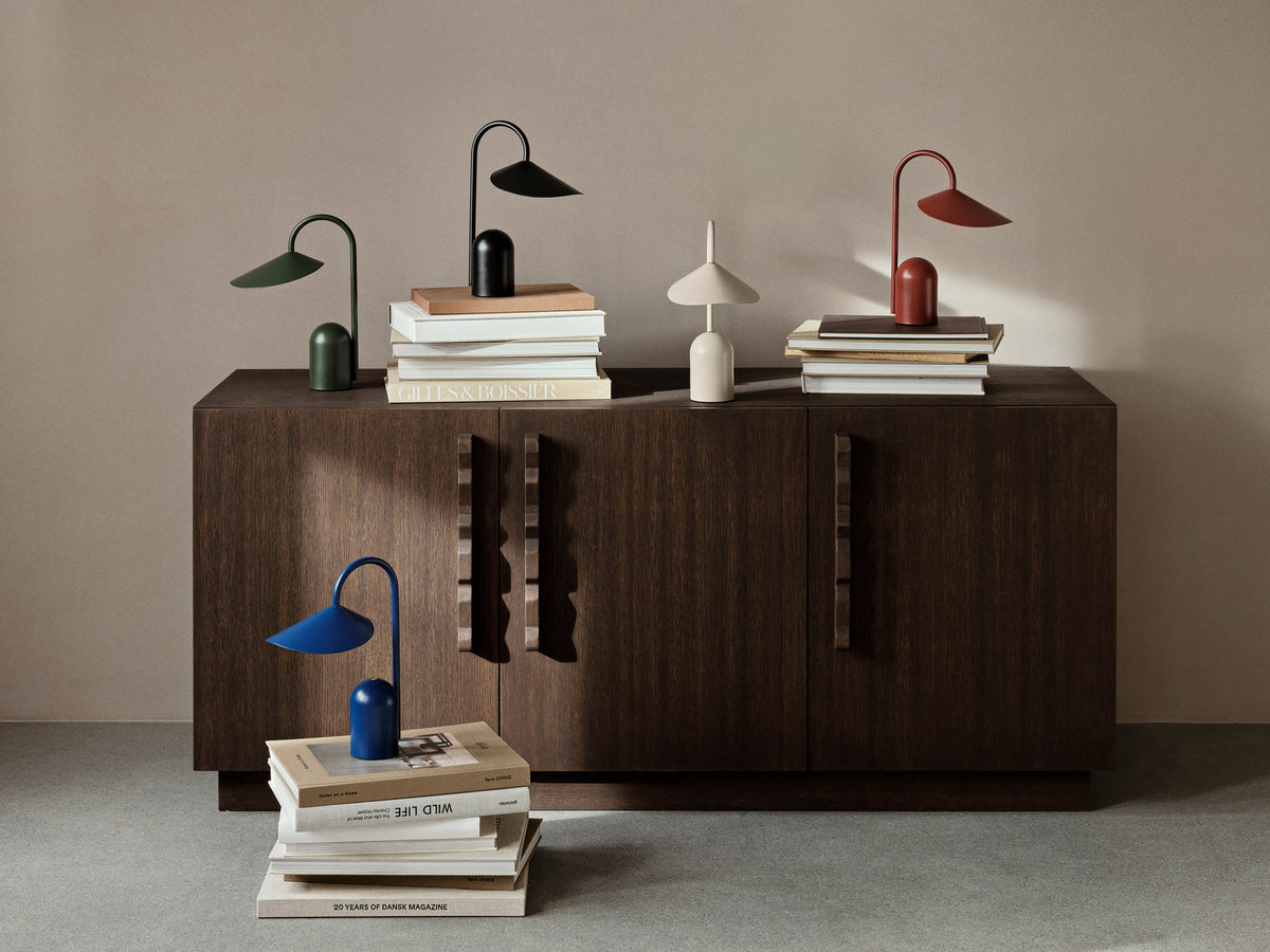 Arum portable Tischleuchte in Oxide Red präsentiert im Onlineshop von KAQTU Design AG. Tischleuchte ist von Ferm Living