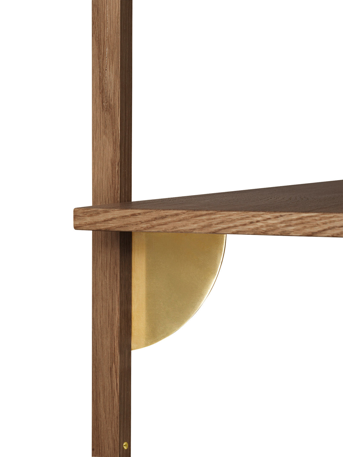 Sector Wandregal von Ferm Living in Smoked Oak/Brass: Eichenfurnier mit Profilen aus massiver Eiche und Halterungen aus Messing, an der Wand montiert.
