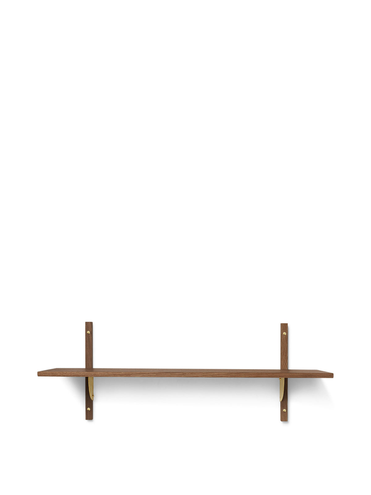 Sector Wandregal von Ferm Living in Smoked Oak/Brass: Eichenfurnier mit Profilen aus massiver Eiche und Halterungen aus Messing, an der Wand montiert.