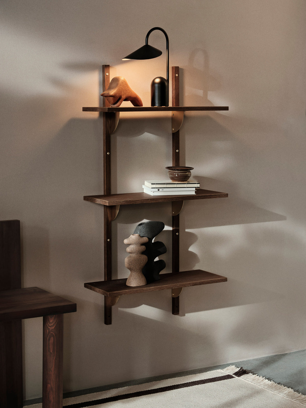 Sector Regal Triple/Narrow in Smoked Oak/Brass präsentiert im Onlineshop von KAQTU Design AG. Wandregal ist von Ferm Living