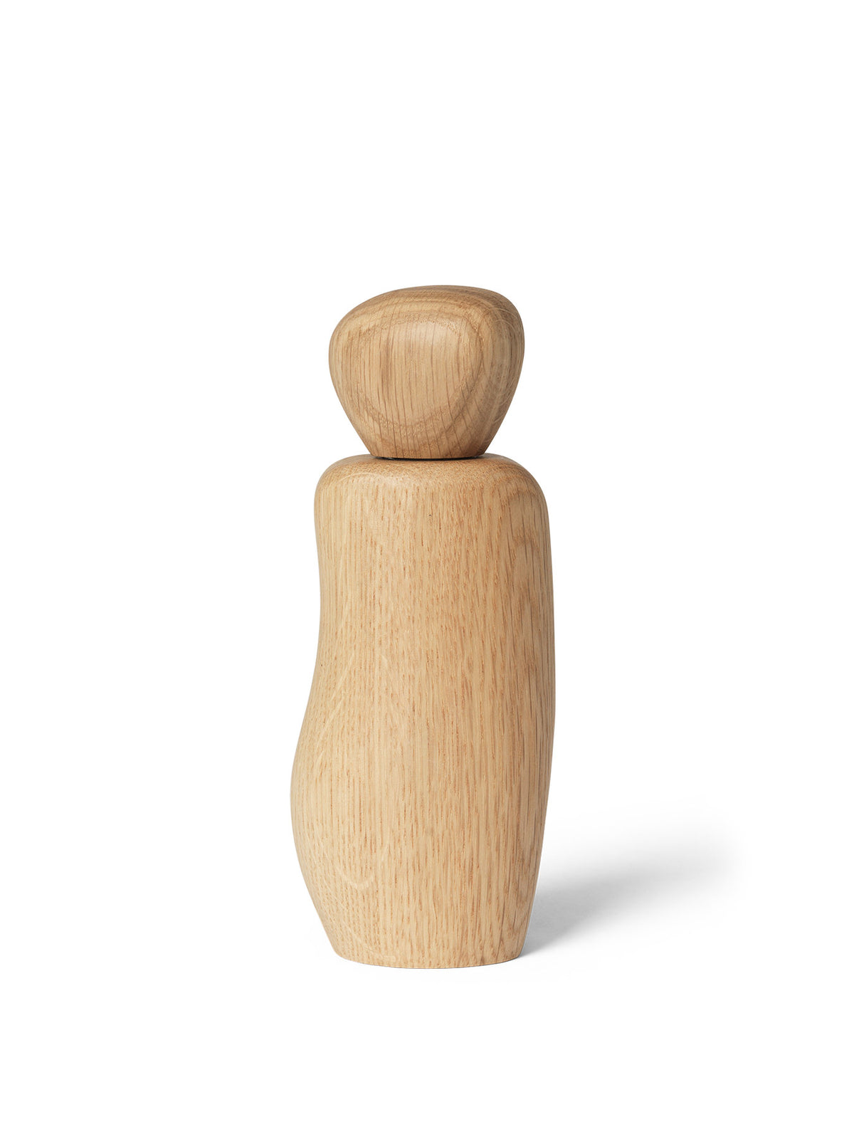 Kiesel-Mühle von Ferm Living in Dunkelbraun, FSC-zertifiziertes Eschenholz mit karbonisierter Oberfläche, kieselähnliche skulpturale Form auf hellem Hintergrund.