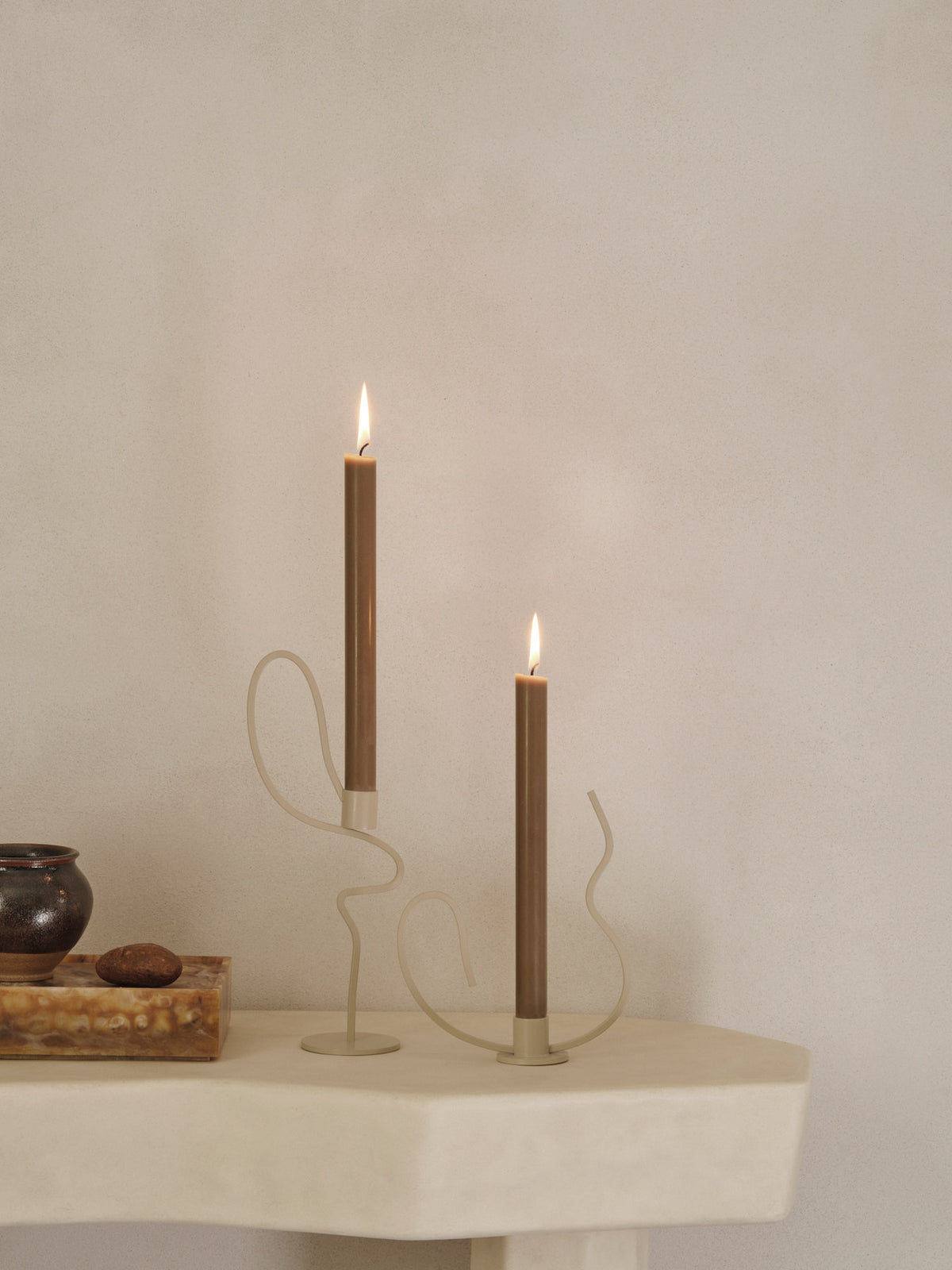 Valse Kerzenhalter High in Cashmere präsentiert im Onlineshop von KAQTU Design AG. Kerzenständer ist von Ferm Living