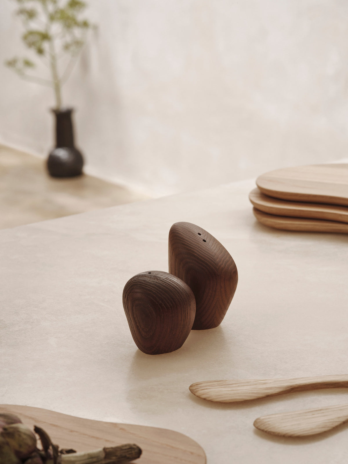 Cairn Salt and Pepper Shakers Set of 2 in Dark brown präsentiert im Onlineshop von KAQTU Design AG. Salz & Pfeffer ist von Ferm Living
