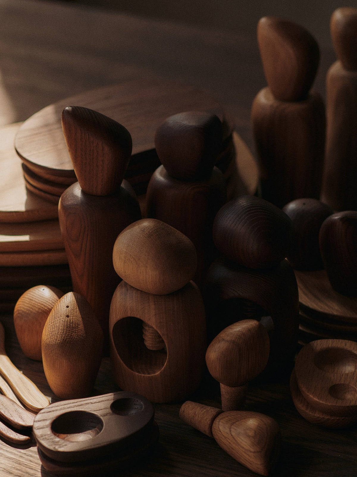 Cairn Salt and Pepper Shakers Set of 2 in Dark brown präsentiert im Onlineshop von KAQTU Design AG. Salz & Pfeffer ist von Ferm Living
