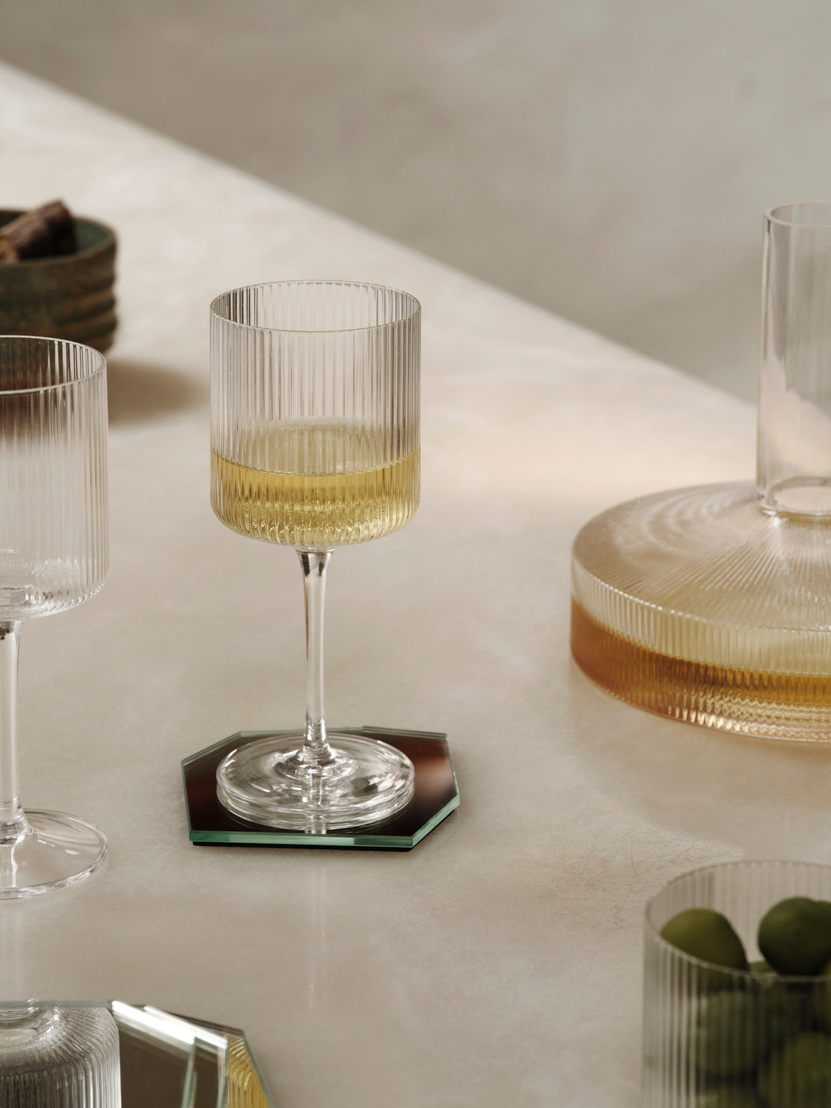Shard Coasters Set of 4 in Mirror präsentiert im Onlineshop von KAQTU Design AG. Küchenhelfer ist von Ferm Living