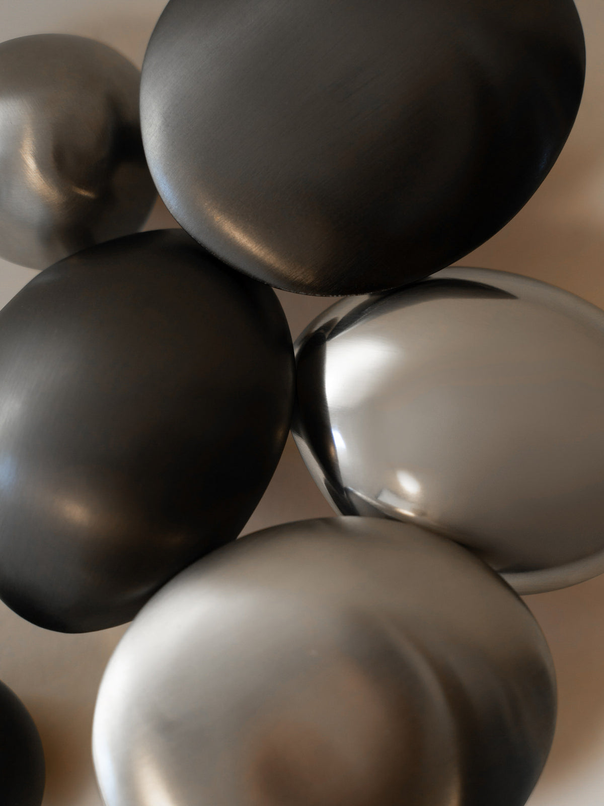 Zitronen-Haken von Ferm Living in Messing, massiv gefertigt, mit sanft gerundeter Form und zugespitzten Enden, inspiriert von einer Zitrone.