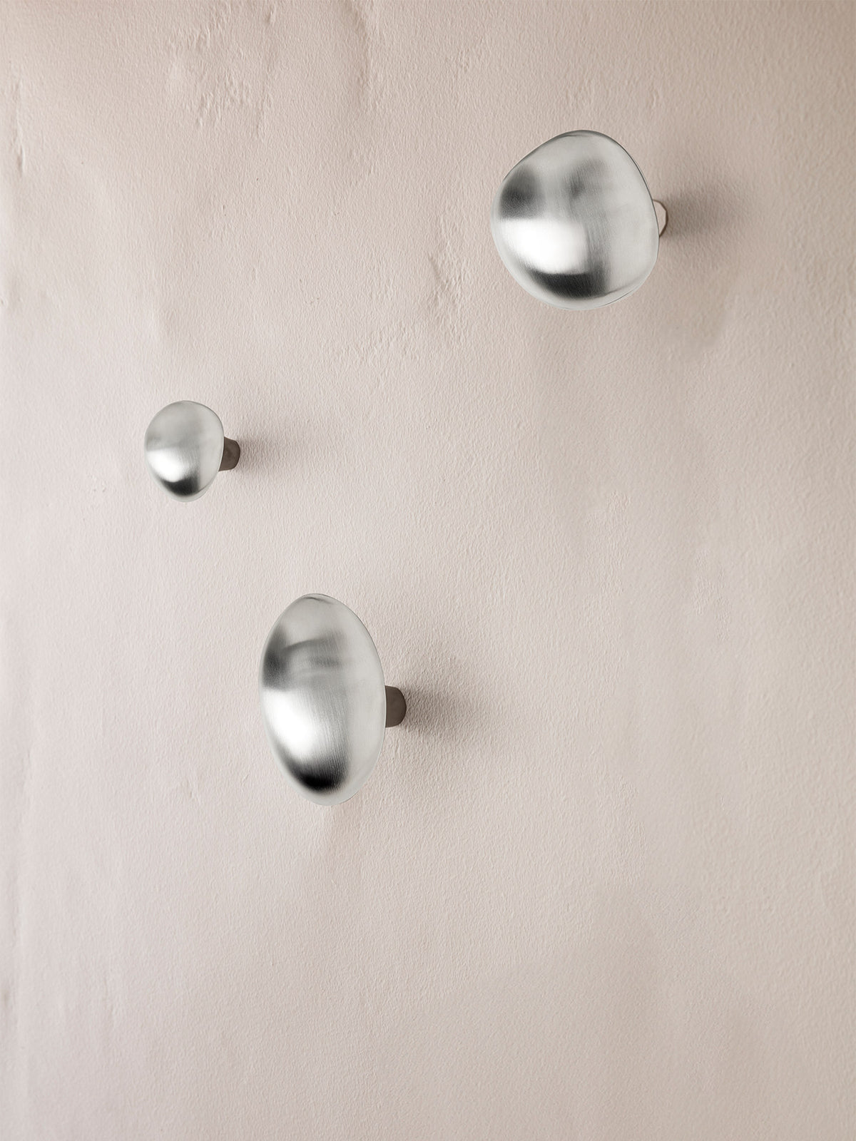 Zitronen-Haken von Ferm Living in Messing, massiv gefertigt, mit sanft gerundeter Form und zugespitzten Enden, inspiriert von einer Zitrone.