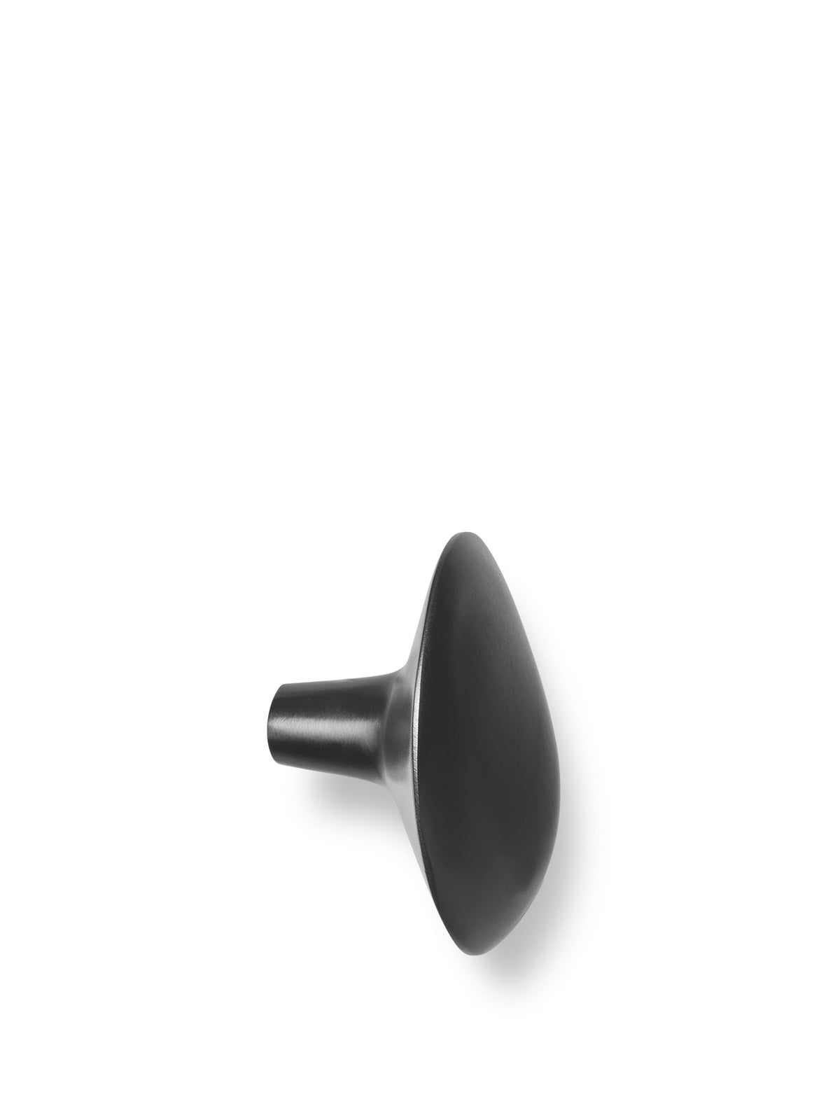 Chanterelle Haken in Black Brass präsentiert im Onlineshop von KAQTU Design AG. Kleiderhaken ist von Ferm Living