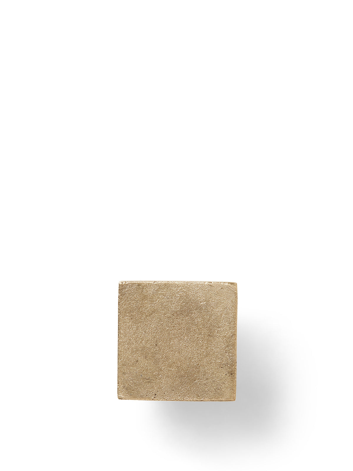 Kleiderhaken Square von Ferm Living aus massiv gegossenem Messing, geometrische Form aus Würfel und Zylinder, Farbton Casted Brass, Nahaufnahme.