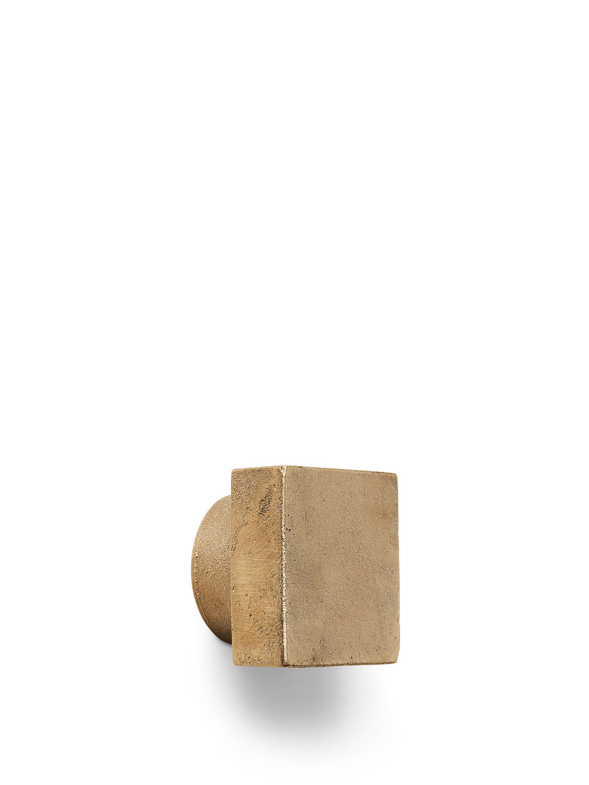 Kleiderhaken Square von Ferm Living aus massiv gegossenem Messing, geometrische Form aus Würfel und Zylinder, Farbton Casted Brass, Nahaufnahme.