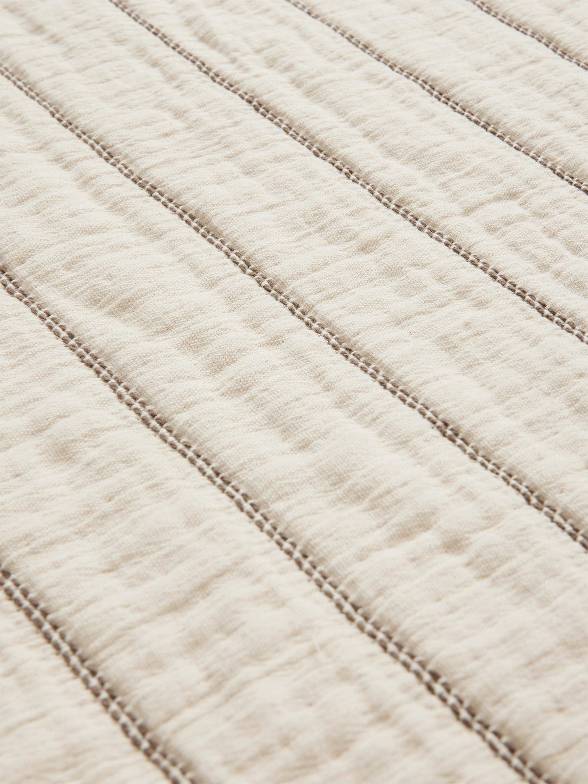 Aires Bettüberwurf Double in Undyed präsentiert im Onlineshop von KAQTU Design AG. Wolldecke ist von Ferm Living