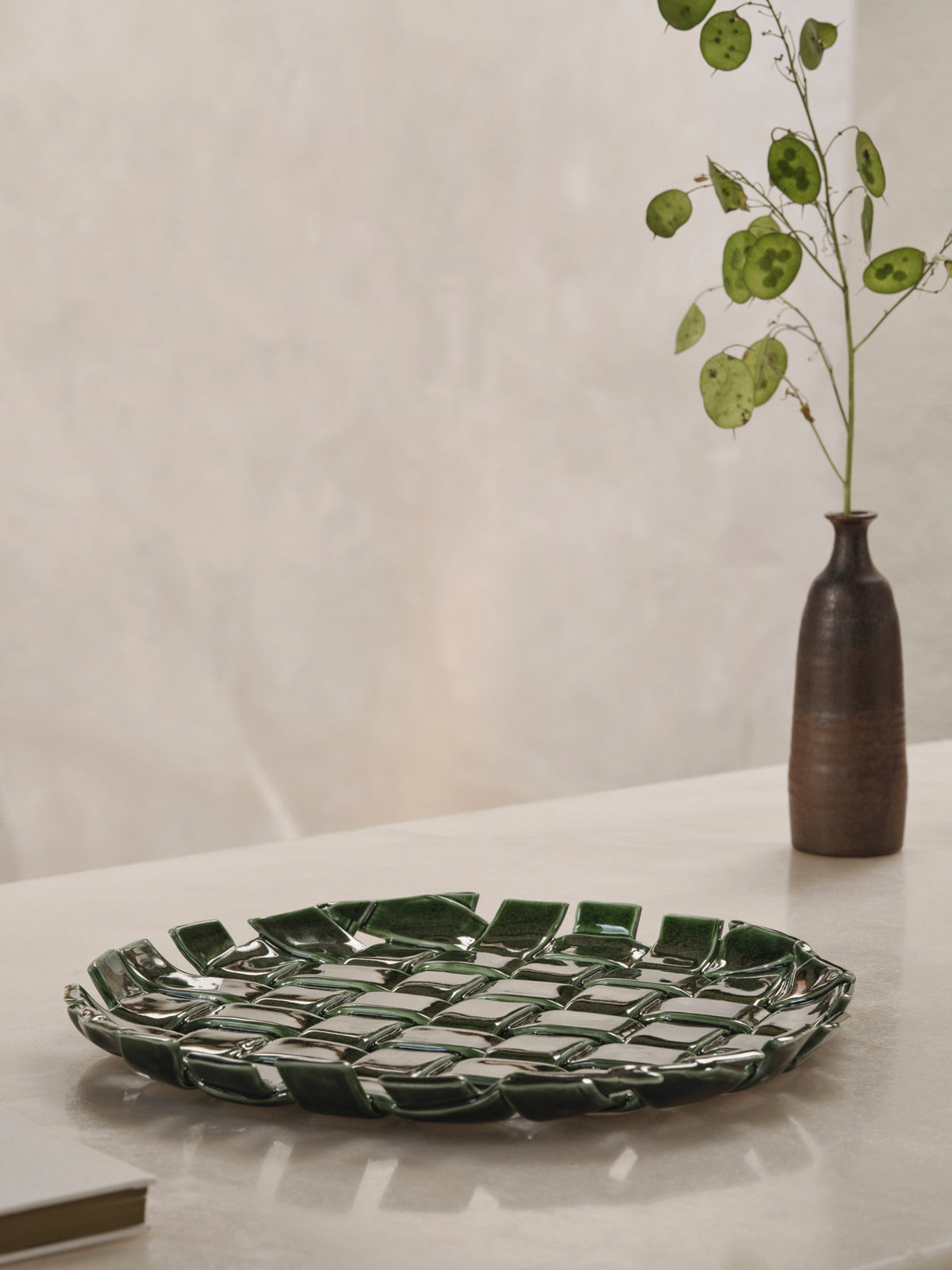 Plait Platter in Emerald Green präsentiert im Onlineshop von KAQTU Design AG. Tablett ist von Ferm Living