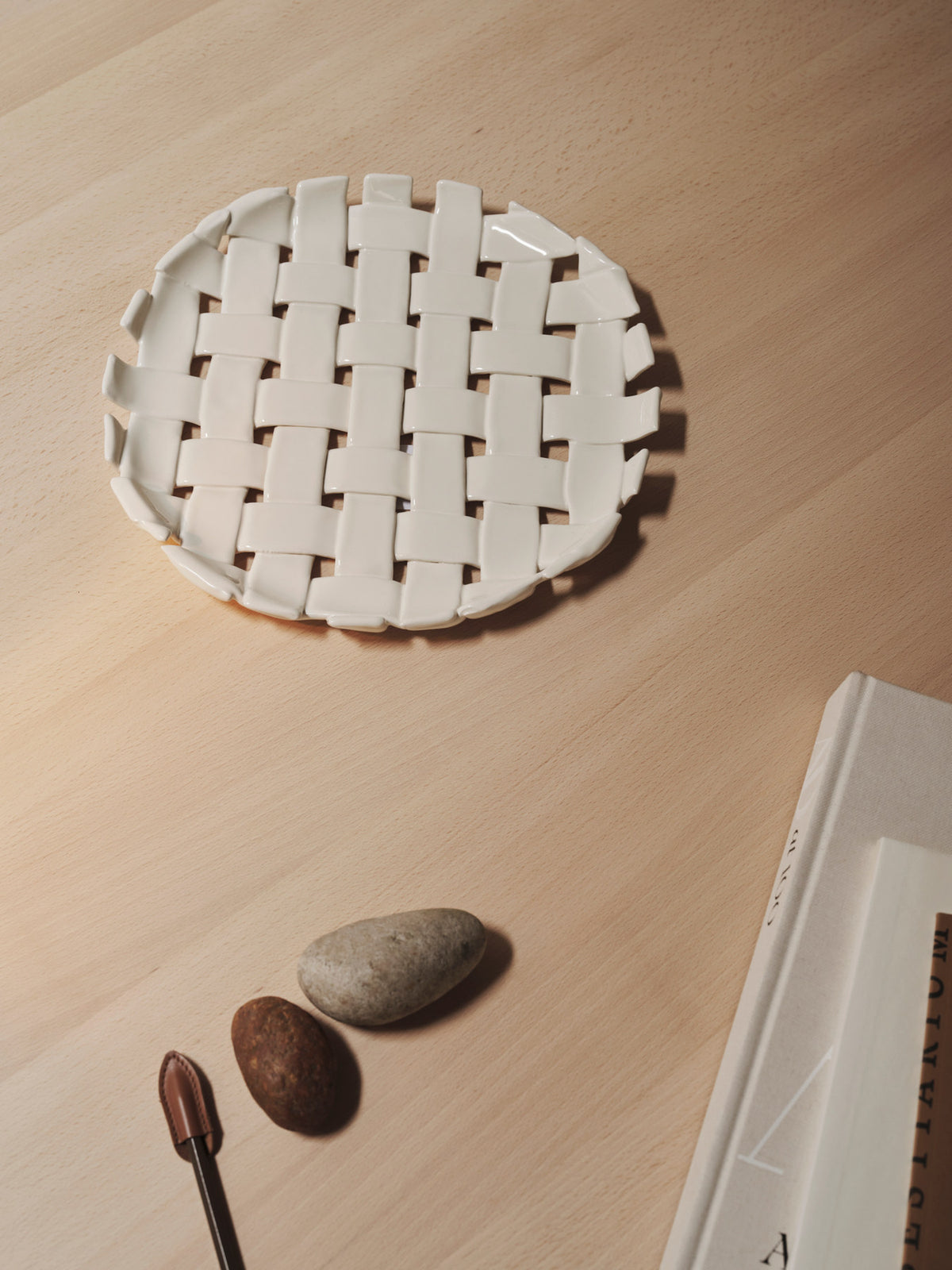 Plait Platter in Offwhite präsentiert im Onlineshop von KAQTU Design AG. Tablett ist von Ferm Living