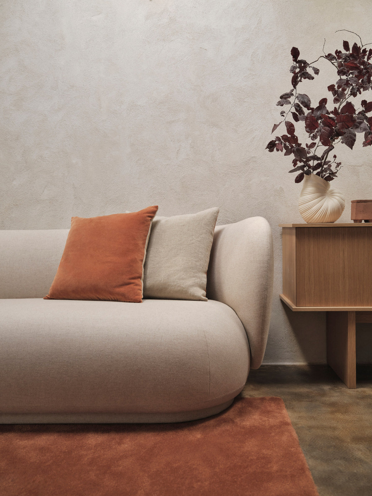 Senti Kissen in Baked Clay präsentiert im Onlineshop von KAQTU Design AG. Deko Kissen ist von Ferm Living