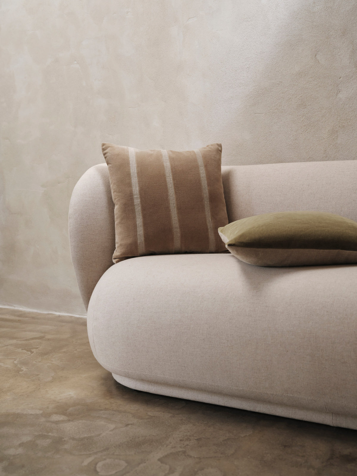 Senti Stripe Kissen in Dark Sand/Linen präsentiert im Onlineshop von KAQTU Design AG. Deko Kissen ist von Ferm Living