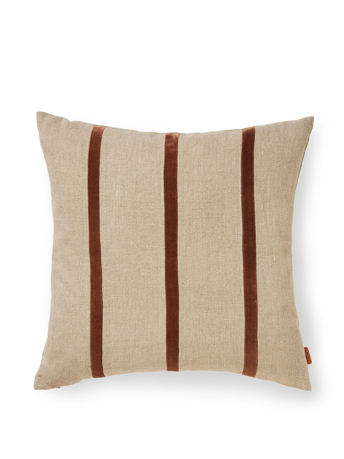 Senti Stripe Kissen in Linen/Carob Brown präsentiert im Onlineshop von KAQTU Design AG. Deko Kissen ist von Ferm Living