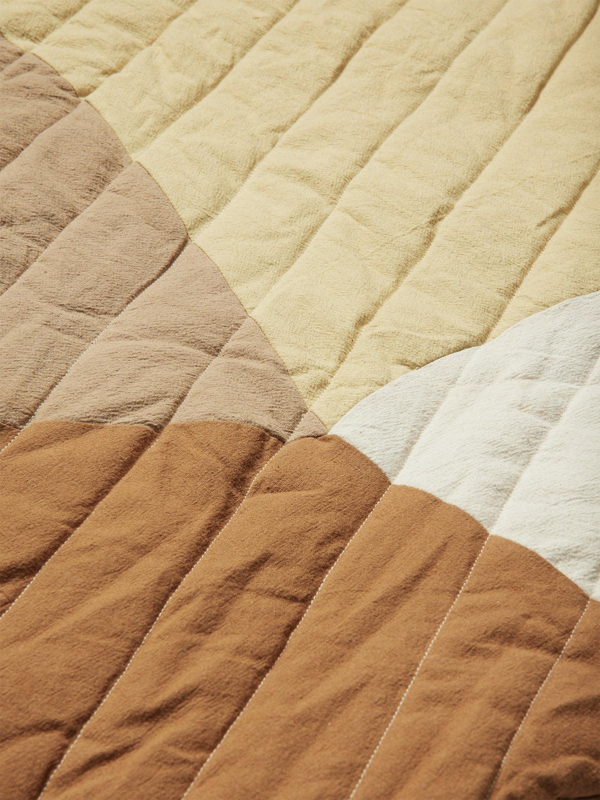 Swif Quilted Mat in Multi präsentiert im Onlineshop von KAQTU Design AG. Teppich ist von Ferm Living