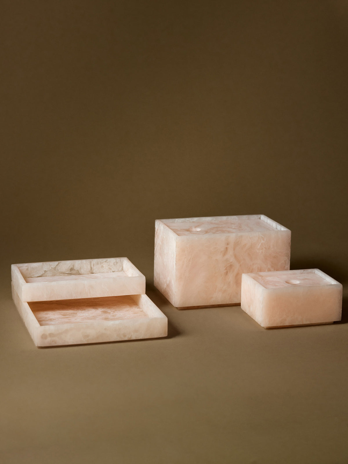 Mist Box in Pearl präsentiert im Onlineshop von KAQTU Design AG. Aufbewahrungsbehälter ist von Ferm Living