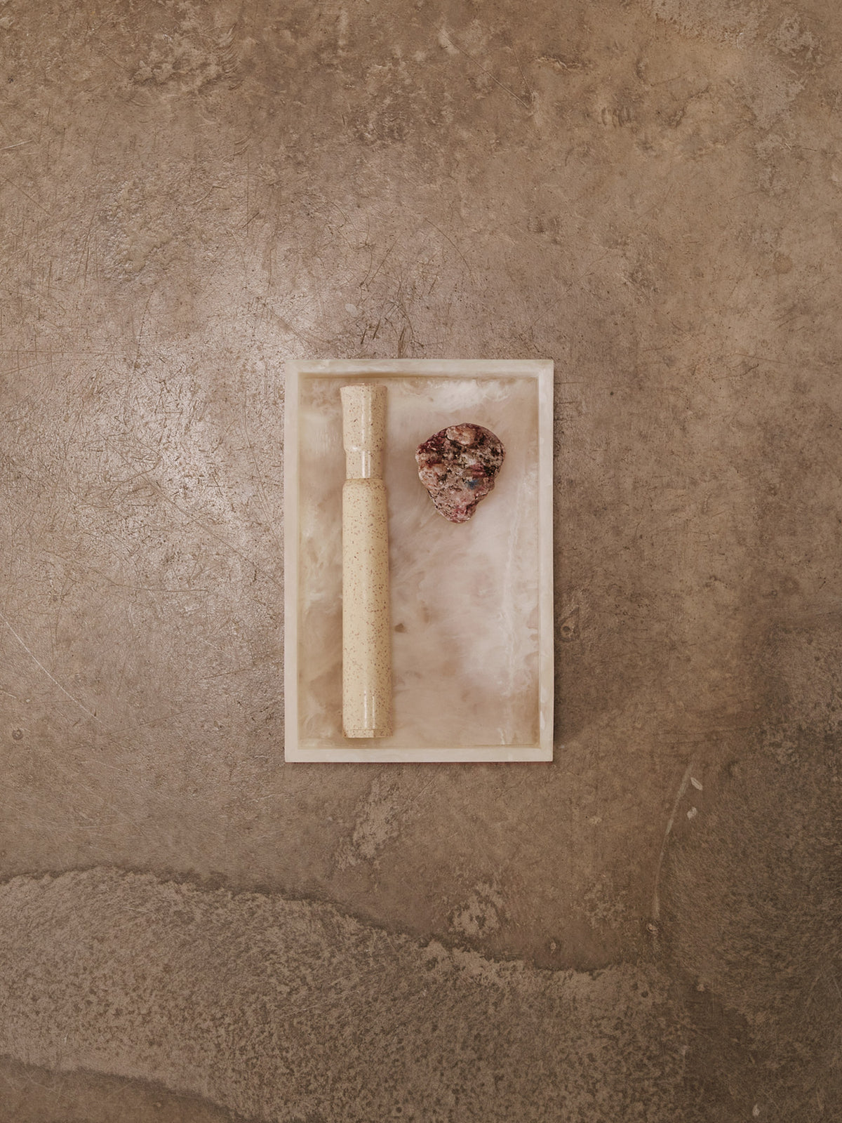 Mist Tray in Pearl präsentiert im Onlineshop von KAQTU Design AG. Tablett ist von Ferm Living