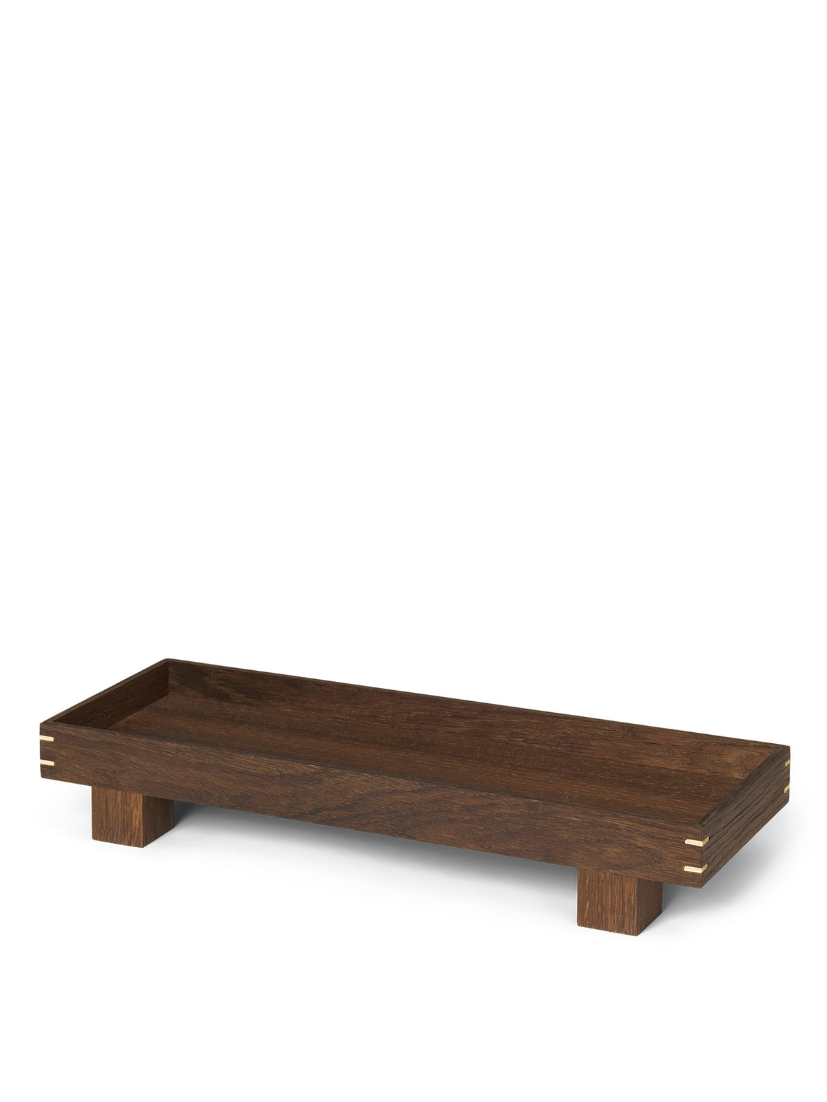 Bon Tablett X-Small von Ferm Living in Smoked Oak: rechteckiges Holztablett mit vier Füssen, Seiten aus massiver geräucherter Eiche.