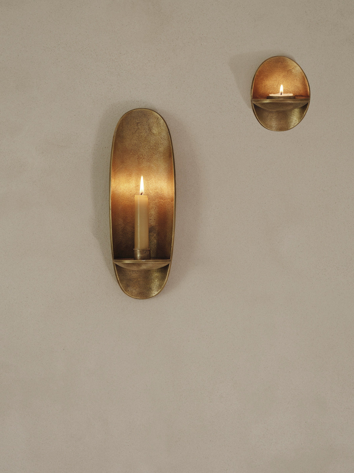 Agapé Wall Kerzenhalter in Brass finish präsentiert im Onlineshop von KAQTU Design AG. Kerzenständer ist von Ferm Living