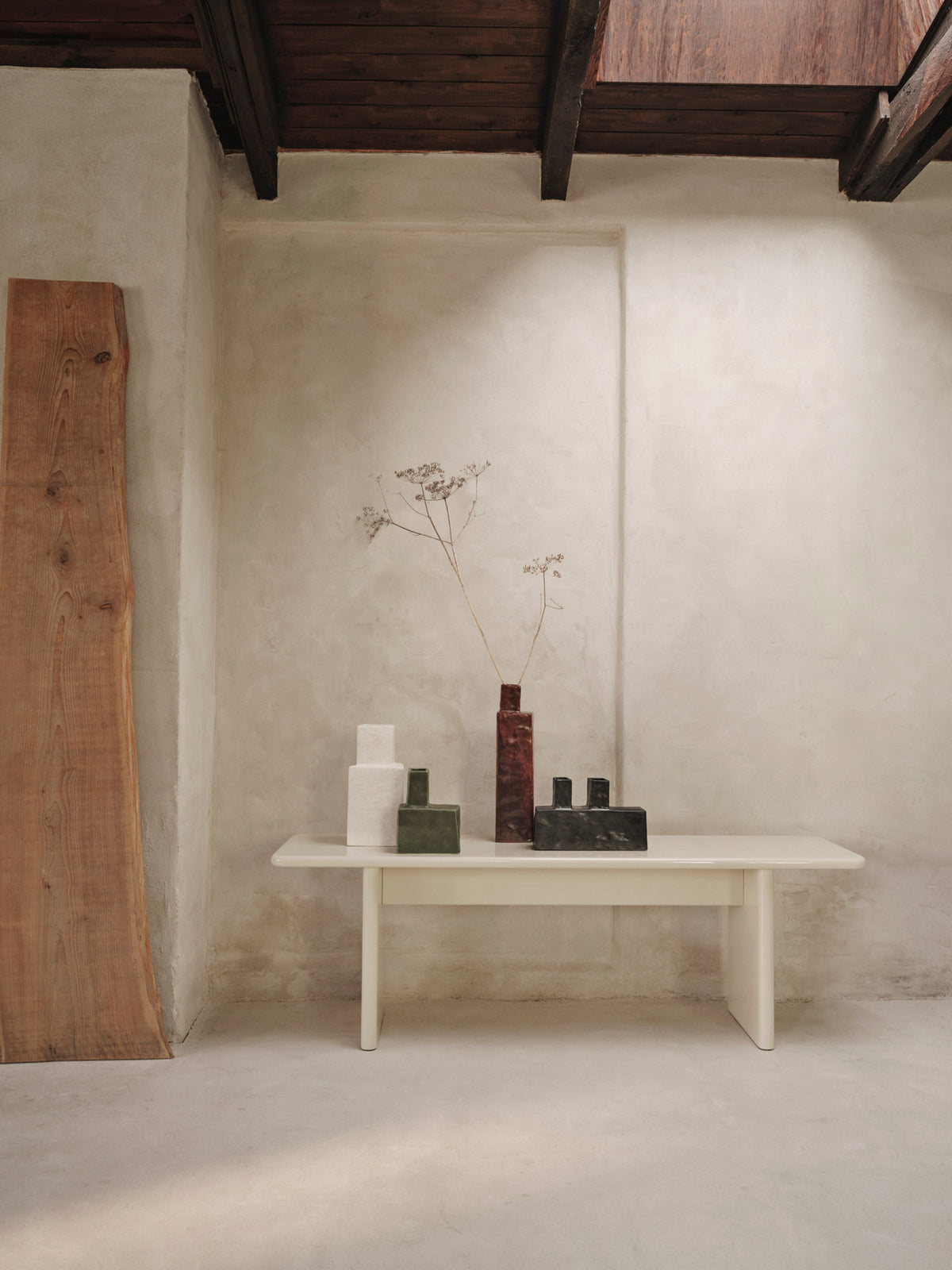 Koa Vase H29 in Offwhite präsentiert im Onlineshop von KAQTU Design AG. Vase ist von Ferm Living