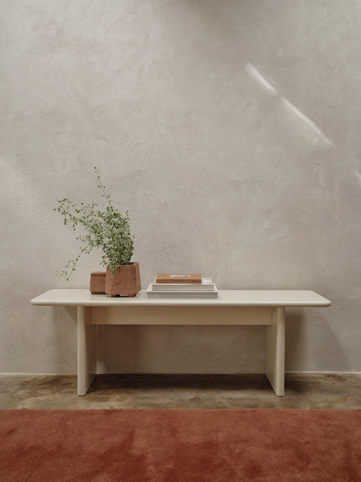 Kurinu Scented Kerze in Terracotta präsentiert im Onlineshop von KAQTU Design AG. Kerzen ist von Ferm Living