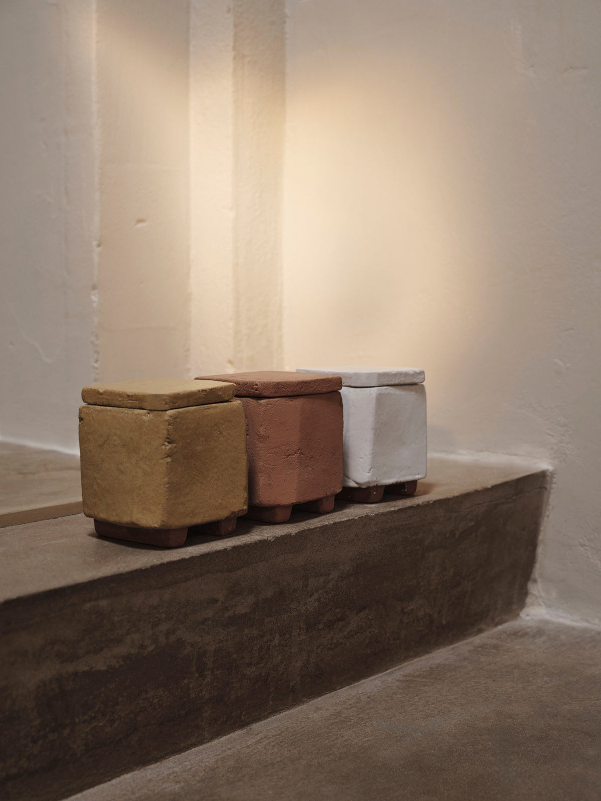 Kurinu Scented Kerze in Terracotta präsentiert im Onlineshop von KAQTU Design AG. Kerzen ist von Ferm Living