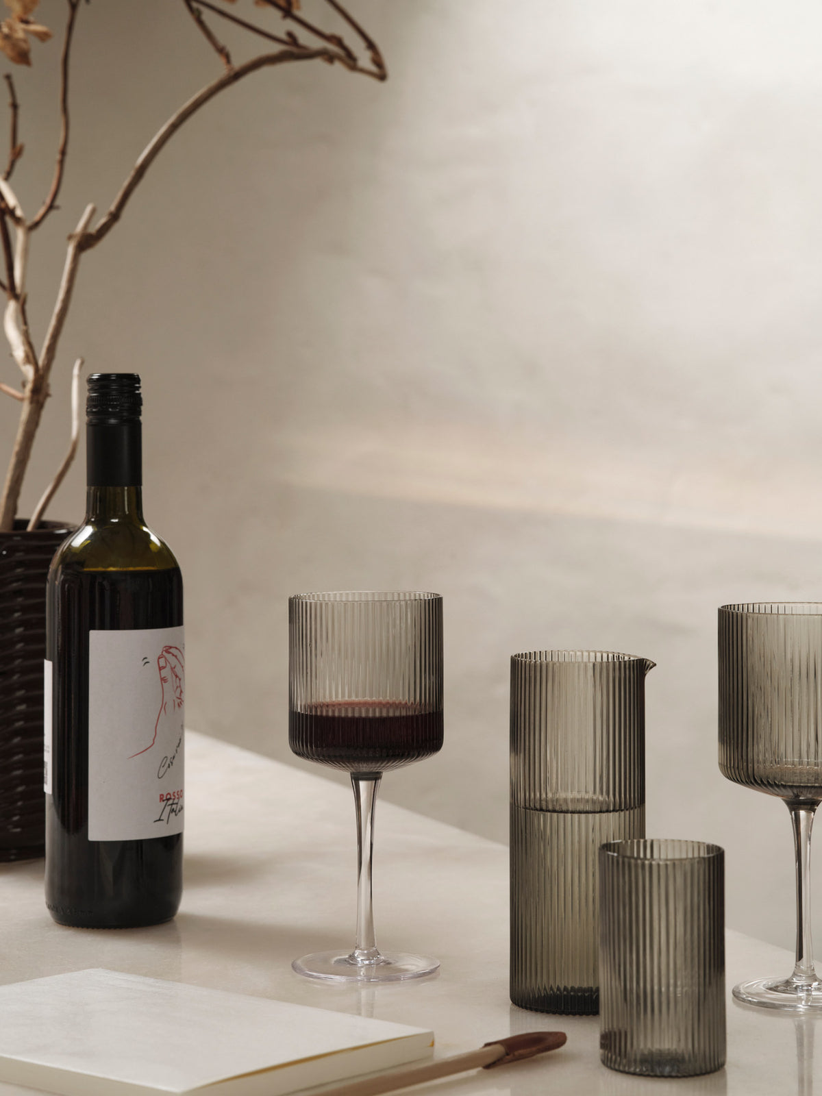 Ripple Milchkrug in Smoked Grey präsentiert im Onlineshop von KAQTU Design AG. Kanne ist von Ferm Living