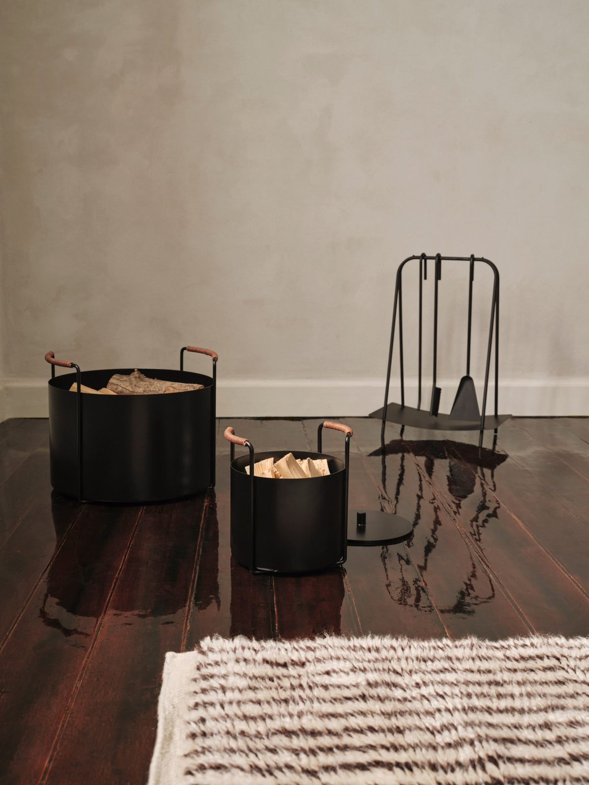 Port Kindling and Ash Bucket in Black präsentiert im Onlineshop von KAQTU Design AG. Haushaltshilfen ist von Ferm Living